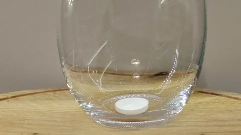 Fast dissolving white tablet. Video stock 221085623