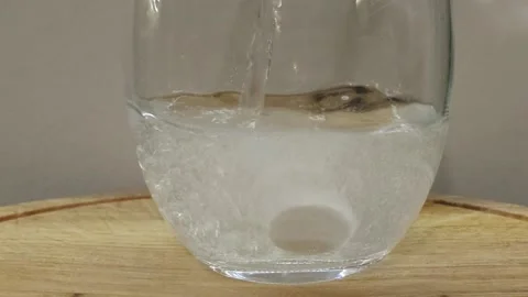 Fast dissolving white tablet. Video stock 221085634