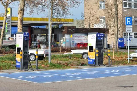Fast electric vehicle charging station in urban area Foto stock
