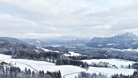 Fast flight over winter landscape with snowy mountains and forest Vidéo 83285643