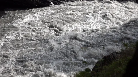 Fast flowing mountain stream. 動画素材 98407537
