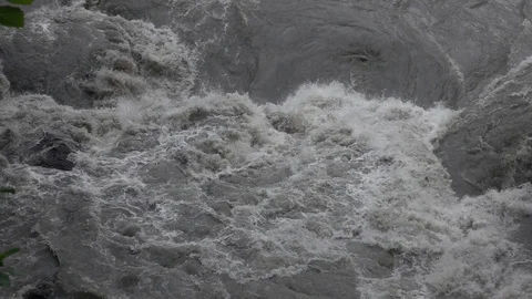 Fast flowing mountain stream. Vídeo Stock 98500221