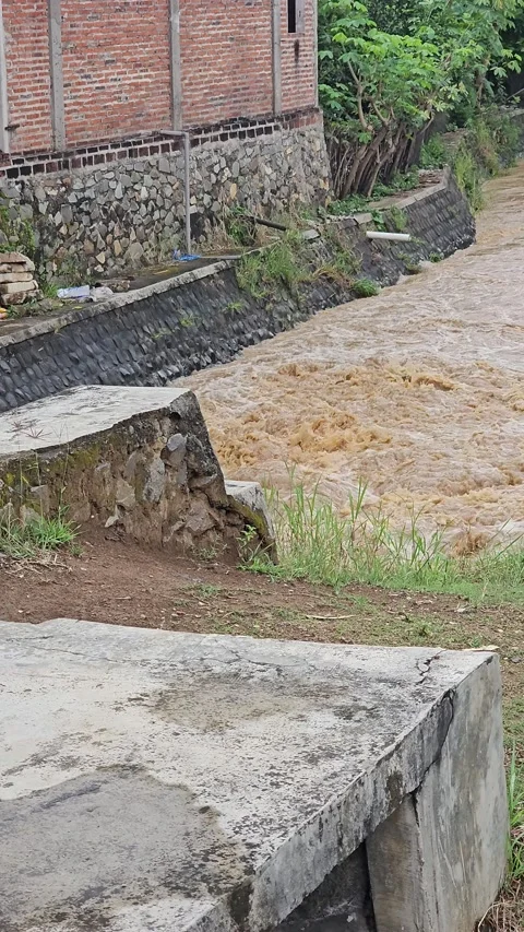 Fast Flowing Muddy River After Heavy Rain in Tulungagung Видео 332852960