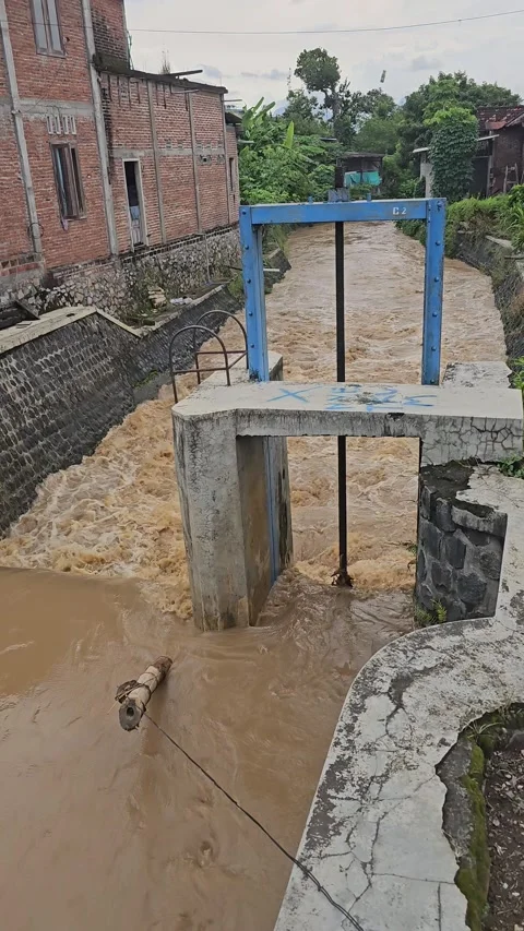 Fast Flowing Muddy River After Heavy Rain in Tulungagung Vídeo Stock 332853153