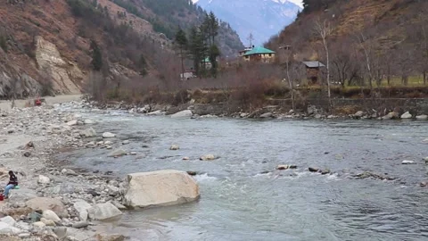 Fast flowing river having rocks in it. 库存影片 148254285