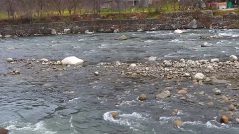 Fast flowing river having rocks in it. 库存影片 148254290