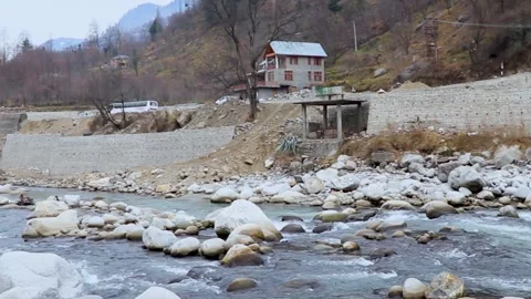 Fast flowing river having rocks in it. 库存影片 148254297