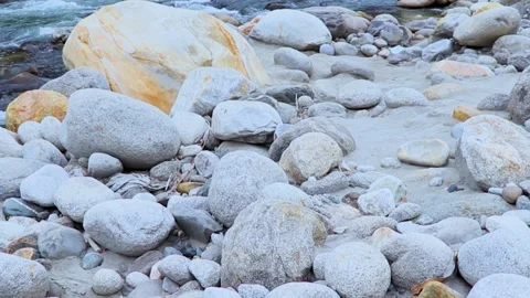 Fast flowing river having rocks in it. 库存影片 148254304