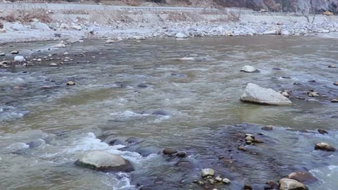 Fast flowing river having rocks in it. 库存影片 148254325