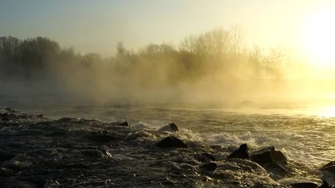 Fast flowing river in the mist Video stock 84421319