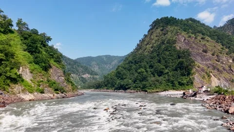 Fast flowing river rapids winding through lush green mountain valley Vídeo Stock 347765453