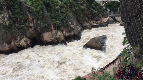 The fast-flowing water in the tiger leaping gorge Vídeo Stock 82120656