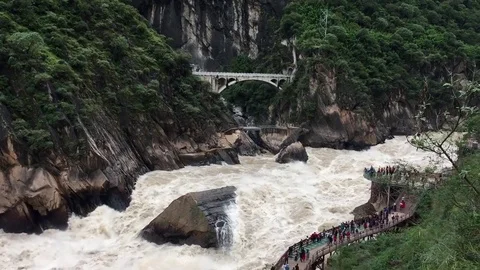 Fast-flowing water in the tiger leaping gorge Vídeo Stock 82120785