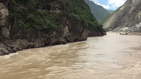 Fast-flowing water in the tiger leaping gorge Vídeo Stock 82122103