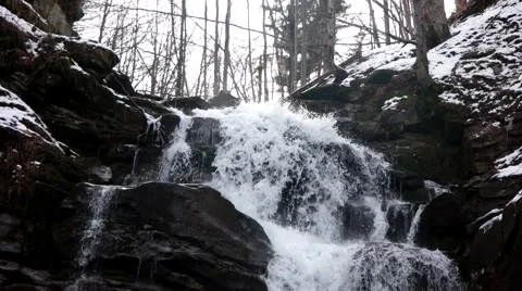 Fast Flowing Water in a Waterfall During Winter Видео 61017883