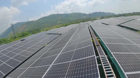 Fast flying fpv drone over solar panels Video stock 236634964