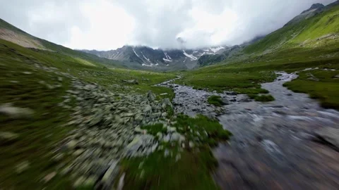 Fast forward aerial flight along mountain stream Video stock 345161291