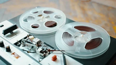 Fast-forward tape in an old reel-to-reel tape recorder. Stockbeeldmateriaal 204798320