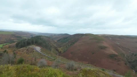 Fast fpv drone flying along a steep mountain ridge Vídeos de archivo 327013662