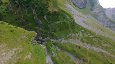 Fast FPV Flight Down Alpine Gorge Into Swiss Mountain Valley 스톡 동영상 343952830