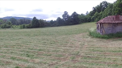 Fast low aerial next to old and abandoned house in the meadow 스톡 동영상 112759545