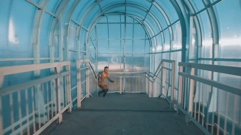 Fast man running through the tunnel Video stock 83086684