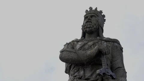 Fast motion clouds behind a statue of Robert the Bruce. Stock Footage 88099524