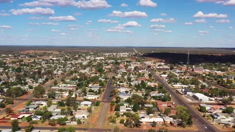 Fast motion flying above main street highway in Cobar mining town – 4k. Vidéo 168555382