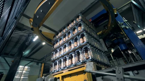 Fast motion footage of wrapping process of beer bottles into polyethylene Video stock 98194526