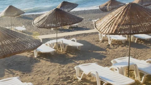 Fast-motion high-angle view of an empty tourist beach resort setup, featurin Vídeos de archivo 320444945