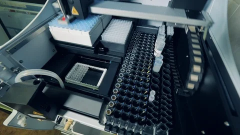 Fast motion of a laboratory machine filling in the medical tubes Video stock 127433628
