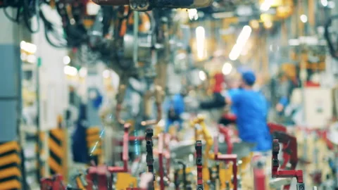 Fast motion of a mechanic using car factory equipment for spot welding Vídeo Stock 142786571