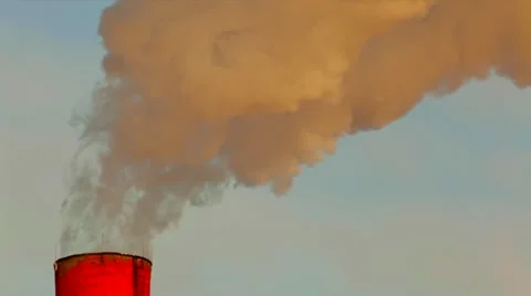 Fast motion of orange smoke stack from a red pipe. 库存影片 39633766