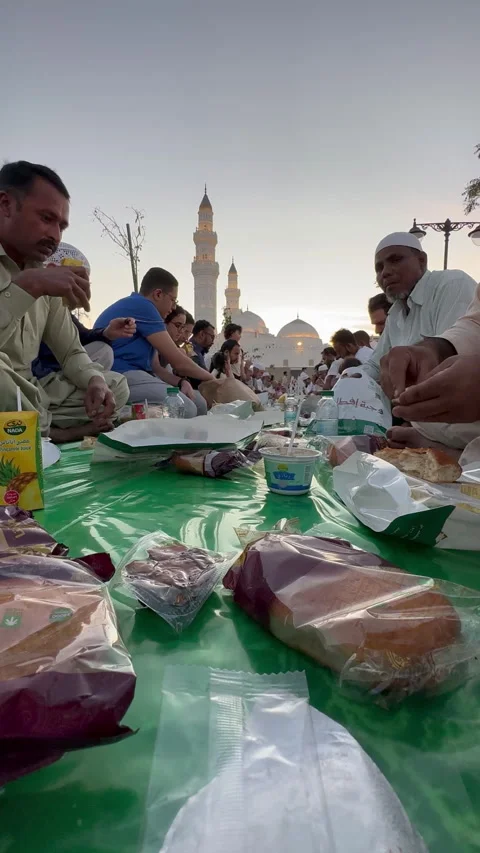 Fast Motion of Pilgrim Gathering for Iftar at Quba Mosque Vídeo Stock 321433627