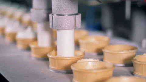 Fast motion process of filling wafer cups with ice-cream in a factory 動画素材 89659288