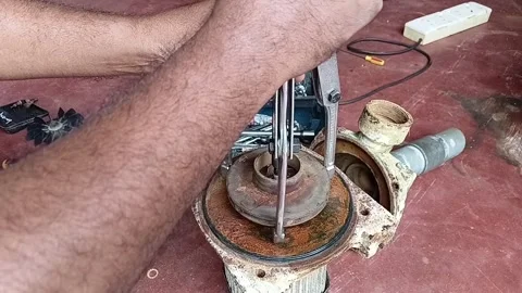 Fast Motion Removing Water Pump Impeller Using Puller Tool Stockbeeldmateriaal 334016647