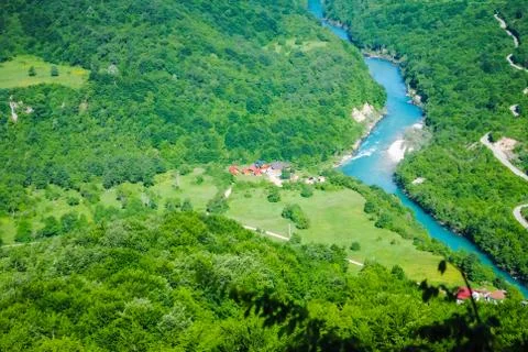 Fast mountain river flowing between high mountains Foto stock