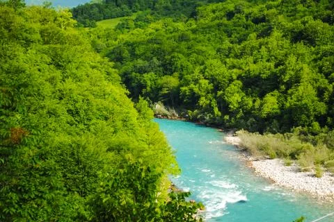 Fast mountain river flowing between high mountains Foto stock