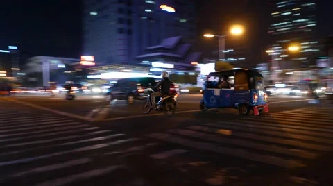 Fast move traffic in night, track shot, motor scooter and bajaj vehicles Vídeo Stock 51780608
