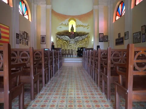 Fast movement inside of local small catholic chapel in cuban city Vídeos de archivo 71537962