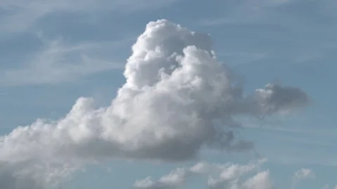 Fast-moving clouds in a clear sky Vídeo Stock 336757740