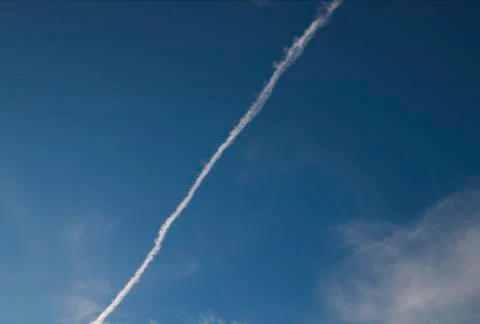 Fast moving clouds during a sunny day in the blue sky with the transition to  Foto stock
