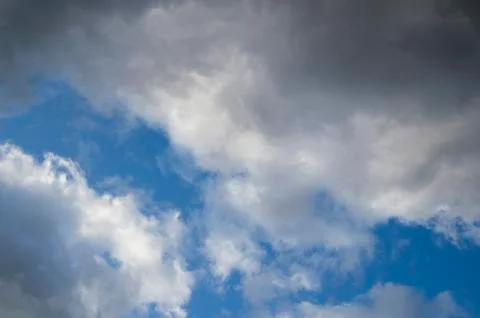 Fast moving clouds during a sunny day in the blue sky with the transition to  Foto stock