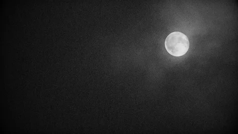 Fast moving clouds in front of the full moon - old film look, old projector look Stockbeeldmateriaal 80905734