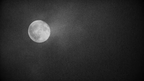Fast moving clouds in front of the full moon - old film look, old projector look Vídeo Stock 80905919
