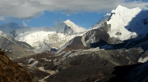 Fast moving clouds in Himalayas Nepal 動画素材 7974949