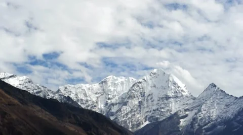 Fast moving clouds in Himalayas Nepal 動画素材 7974958