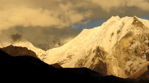 Fast moving clouds in Himalayas Nepal 動画素材 7974971