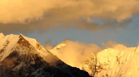 Fast moving clouds in Himalayas Nepal 動画素材 7974975