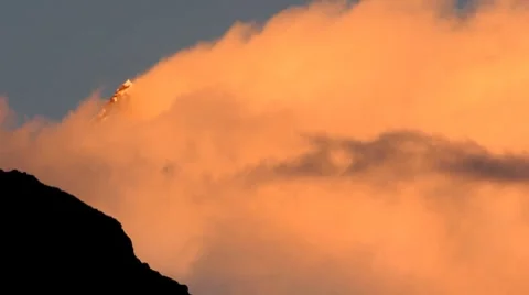 Fast moving clouds in Himalayas Nepal 動画素材 7974977